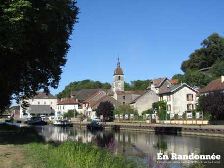 Vue sur le canal et Port-sur-Saône