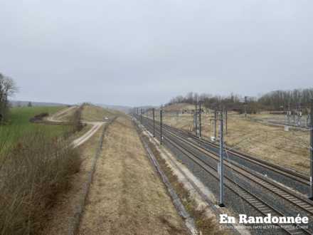 Vue sur la ligne TGV, direction Nord-Est