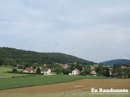 Vue sur Crosey-le-Grand et les éoliennes du Lomont