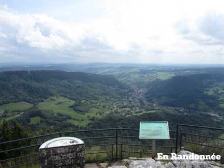 Vue sur Salins-les-Bains depuis la Croix du Poupet (790 mètres)