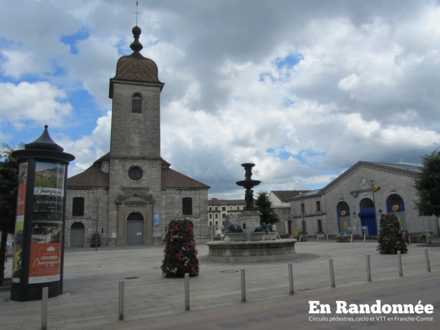 Place Charles De Gaulle, église Saint-Cyr et Sainte Julitte