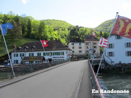 Pont marquant la frontière franco-suisse