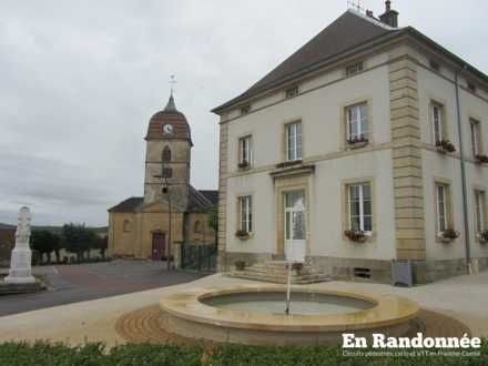 Mairie et fontaine de Polaincourt-et-Clairefontaine