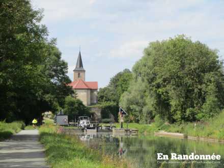 Vue sur l'écluse et l'église de Dampierre-sur-le-Doubs
